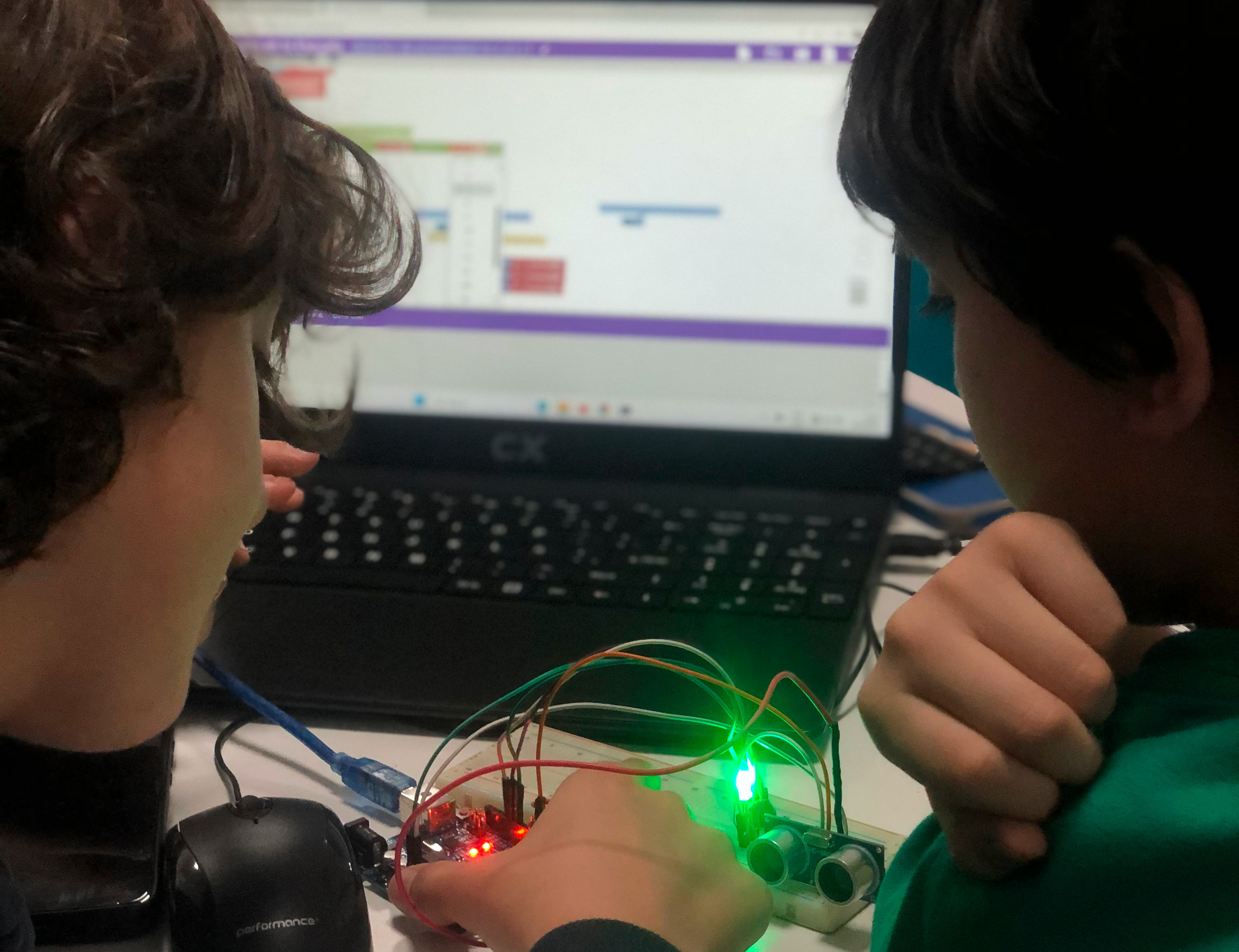 Estudiantes trabajando con robótica